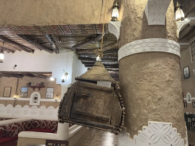 التصميم الداخلي الأصالة والتاريخ السعودي، الحفاظ على التراث المحلي وعرضه للزوار، القرية الشعبية التراثية متحف ومطعم بارز يقع على كورنيش الدمام في المملكة العربية السعودية،  بيئة ريفية أو تاريخية.