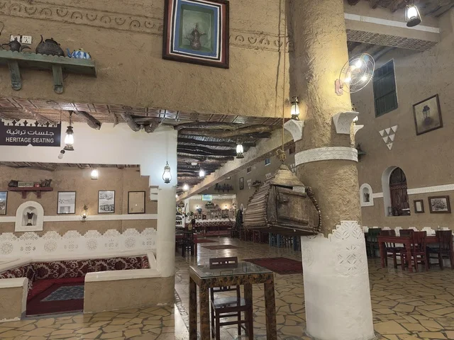 التصميم الداخلي الأصالة والتاريخ السعودي، الحفاظ على التراث المحلي وعرضه للزوار، القرية الشعبية التراثية متحف ومطعم بارز يقع على كورنيش الدمام في المملكة العربية السعودية،  بيئة ريفية أو تاريخية.