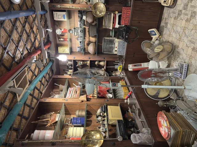 مراوح تبريد قديمة من المعدن،  بيئة ريفية أو تاريخية، الحفاظ على التراث المحلي وعرضه للزوار، القرية الشعبية التراثية متحف ومطعم بارز يقع على كورنيش الدمام في المملكة العربية السعودية