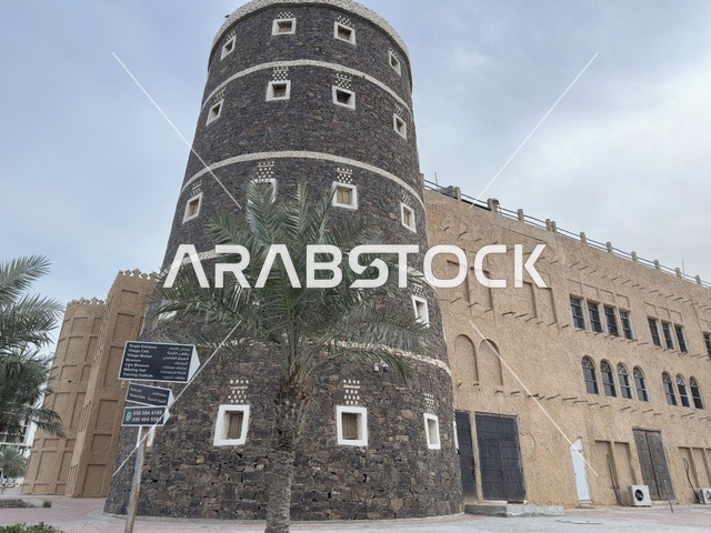 المبنى له شكل القلعة ويتكون من 5 طوابق، الحفاظ على التراث المحلي وعرضه للزوار، القرية الشعبية التراثية متحف ومطعم بارز يقع على كورنيش الدمام في المملكة العربية السعودية،  بيئة ريفية أو تاريخية.