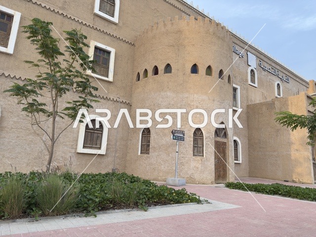 معلم سياحي بارز يعرض التراث السعودي، الحفاظ على التراث المحلي وعرضه للزوار، القرية الشعبية التراثية متحف ومطعم بارز يقع على كورنيش الدمام في المملكة العربية السعودية،  بيئة ريفية أو تاريخية.