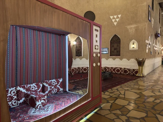 منطقة جلوس تقليدية مستوحاة من التراث السعودي، الحفاظ على التراث المحلي وعرضه للزوار، القرية الشعبية التراثية متحف ومطعم بارز يقع على كورنيش الدمام في المملكة العربية السعودية،  بيئة ريفية أو تاريخية.