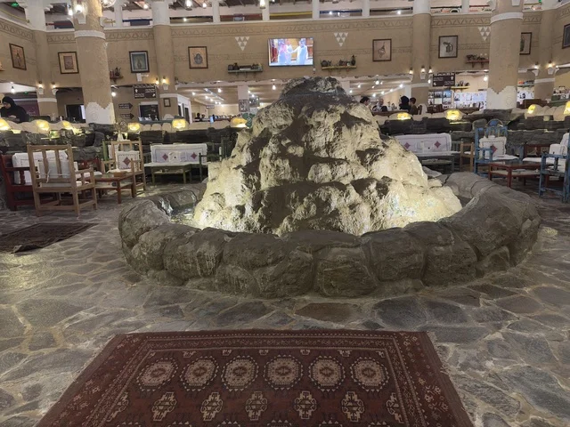 تصميم داخلي يعكس الطراز المعماري النجدي التقليدي، الحفاظ على التراث المحلي وعرضه للزوار، القرية الشعبية التراثية متحف ومطعم بارز يقع على كورنيش الدمام في المملكة العربية السعودية،  بيئة ريفية أو تاريخية.