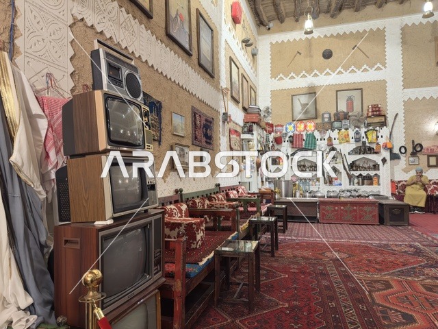 شكل تلفزيون قديم، الحفاظ على التراث المحلي وعرضه للزوار، القرية الشعبية التراثية متحف ومطعم بارز يقع على كورنيش الدمام في المملكة العربية السعودية،  بيئة ريفية أو تاريخية.