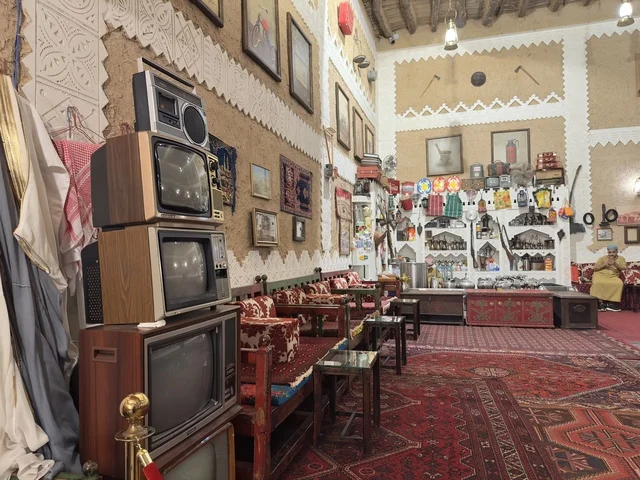 شكل تلفزيون قديم، الحفاظ على التراث المحلي وعرضه للزوار، القرية الشعبية التراثية متحف ومطعم بارز يقع على كورنيش الدمام في المملكة العربية السعودية،  بيئة ريفية أو تاريخية.