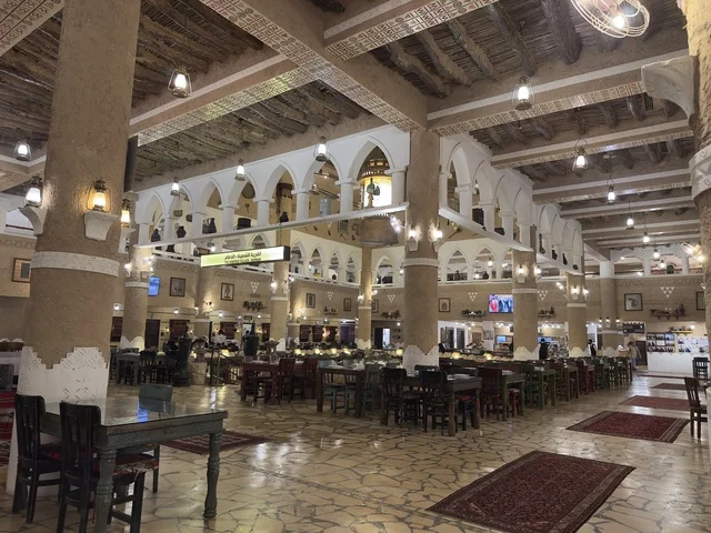 كراسي وطاولات في قاعة الطعام، الحفاظ على التراث المحلي وعرضه للزوار، القرية الشعبية التراثية متحف ومطعم بارز يقع على كورنيش الدمام في المملكة العربية السعودية،  بيئة ريفية أو تاريخية.