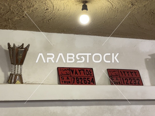 مبخرة عود ونمر سيارات قديمة، الحفاظ على التراث المحلي وعرضه للزوار، القرية الشعبية التراثية متحف ومطعم بارز يقع على كورنيش الدمام في المملكة العربية السعودية،  بيئة ريفية أو تاريخية.