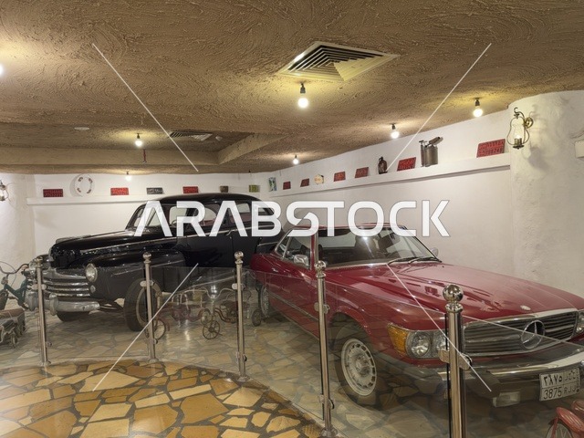 سيارتين كلاسيكيتين معروضتين، الحفاظ على التراث المحلي وعرضه للزوار، القرية الشعبية التراثية متحف ومطعم بارز يقع على كورنيش الدمام في المملكة العربية السعودية،  بيئة ريفية أو تاريخية.