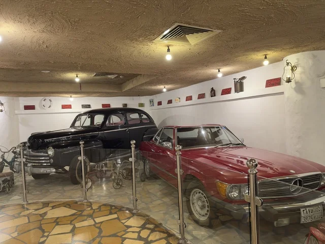 سيارتين كلاسيكيتين معروضتين، الحفاظ على التراث المحلي وعرضه للزوار، القرية الشعبية التراثية متحف ومطعم بارز يقع على كورنيش الدمام في المملكة العربية السعودية،  بيئة ريفية أو تاريخية.