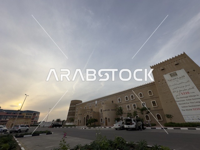 مصف للسيارات عند مدخل القرية،  بيئة ريفية أو تاريخية، الحفاظ على التراث المحلي وعرضه للزوار، القرية الشعبية التراثية متحف ومطعم بارز يقع على كورنيش الدمام في المملكة العربية السعودية