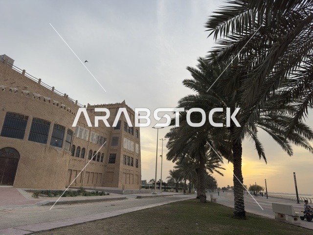 يمكن للزوار التقاط صور تذكارية بالزي التقليدي في استوديو القرية، بيئة ريفية أو تاريخية، الحفاظ على التراث المحلي وعرضه للزوار، القرية الشعبية التراثية متحف ومطعم بارز يقع على كورنيش الدمام في المملكة العربية السعودية