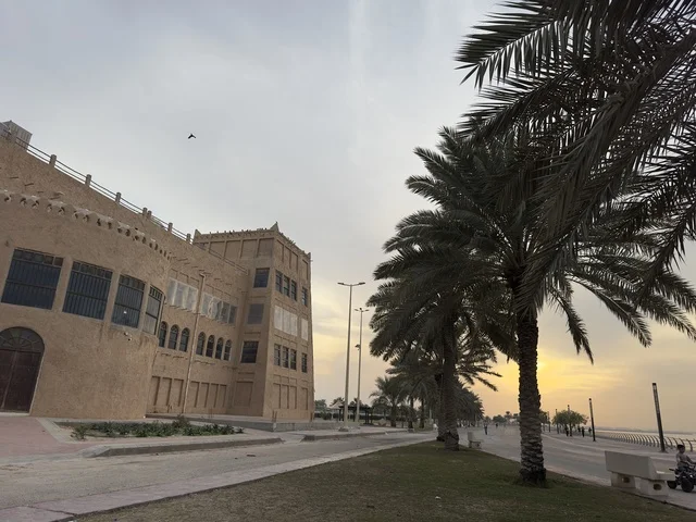 يمكن للزوار التقاط صور تذكارية بالزي التقليدي في استوديو القرية، بيئة ريفية أو تاريخية، الحفاظ على التراث المحلي وعرضه للزوار، القرية الشعبية التراثية متحف ومطعم بارز يقع على كورنيش الدمام في المملكة العربية السعودية