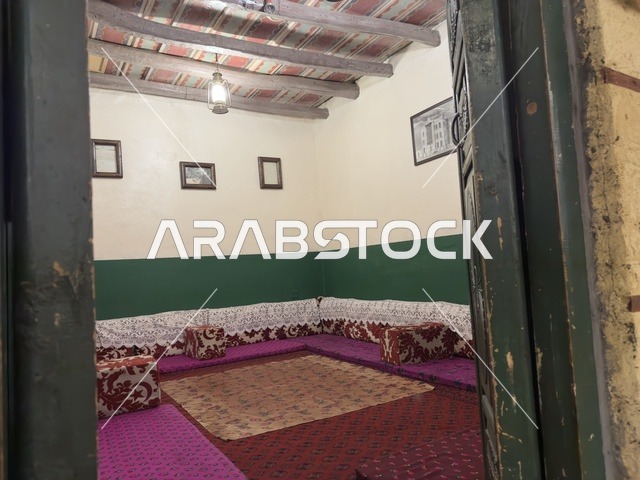غرفة فندقية داخل القرية الشعبية، لافته ركن الحجاز معلقة على سقف من القش والخشب، بيئة ريفية أو تاريخية، القرية الشعبية التراثية متحف ومطعم بارز يقع على كورنيش الدمام في المملكة العربية السعودية
