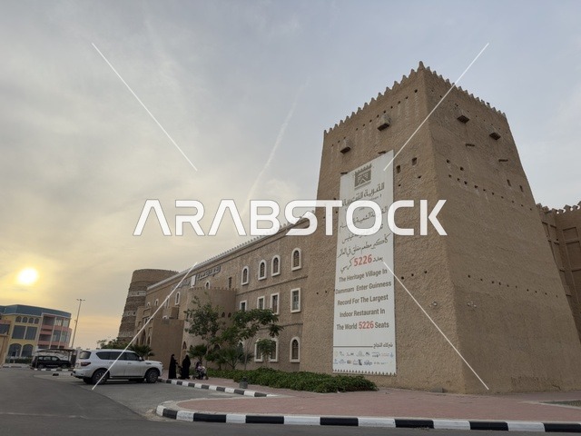 صممت القرية لتعكس العمارة التقليدية للمنطقة،  بيئة ريفية أو تاريخية، القرية الشعبية التراثية متحف ومطعم بارز يقع على كورنيش الدمام في المملكة العربية السعودية