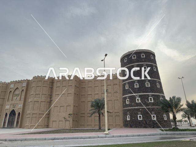 يتوفر سوق تقليدية ومقهى يطل على الخليج العربي، صممت القرية لتعكس العمارة التقليدية للمنطقة،  بيئة ريفية أو تاريخية، القرية الشعبية التراثية متحف ومطعم بارز يقع على كورنيش الدمام في المملكة العربية السعودية