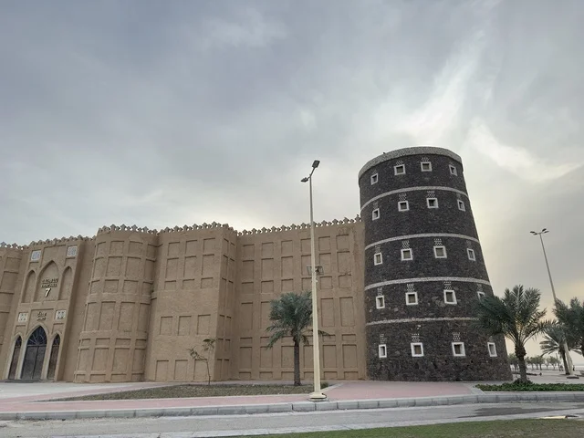 يتوفر سوق تقليدية ومقهى يطل على الخليج العربي، صممت القرية لتعكس العمارة التقليدية للمنطقة،  بيئة ريفية أو تاريخية، القرية الشعبية التراثية متحف ومطعم بارز يقع على كورنيش الدمام في المملكة العربية السعودية