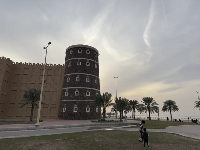 تضم القرية قاعة للاجتماع والفعاليات، صممت القرية لتعكس العمارة التقليدية للمنطقة، القرية الشعبية التراثية متحف ومطعم بارز يقع على كورنيش الدمام في المملكة العربية السعودية