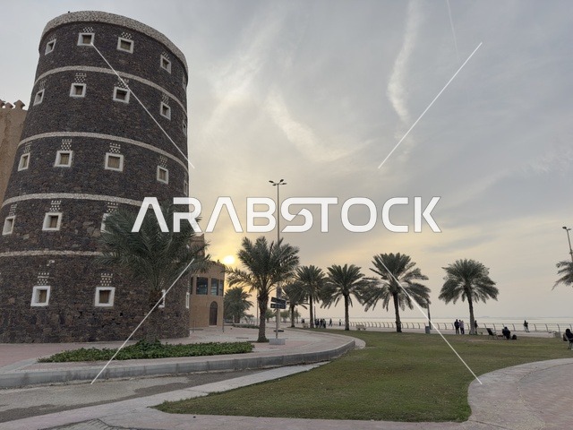 مكان مثالي لاستكشاف الثقافة والتاريخ ومناسبة للعائلات والأصدقاء، صممت القرية لتعكس العمارة التقليدية للمنطقة، القرية الشعبية التراثية متحف ومطعم بارز يقع على كورنيش الدمام في المملكة العربية السعودية