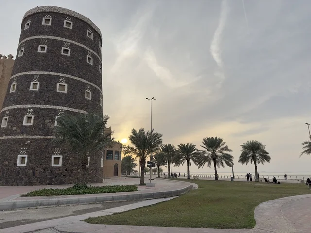 مكان مثالي لاستكشاف الثقافة والتاريخ ومناسبة للعائلات والأصدقاء، صممت القرية لتعكس العمارة التقليدية للمنطقة، القرية الشعبية التراثية متحف ومطعم بارز يقع على كورنيش الدمام في المملكة العربية السعودية