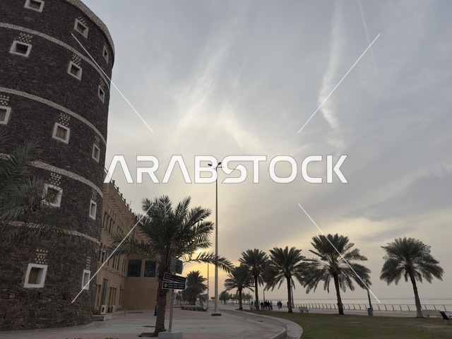 مكان مثالي لاستكشاف الثقافة والتاريخ ومناسبة للعائلات والأصدقاء، صممت القرية لتعكس العمارة التقليدية للمنطقة، القرية الشعبية التراثية متحف ومطعم بارز يقع على كورنيش الدمام في المملكة العربية السعودية