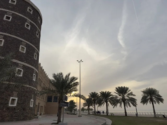 مكان مثالي لاستكشاف الثقافة والتاريخ ومناسبة للعائلات والأصدقاء، صممت القرية لتعكس العمارة التقليدية للمنطقة، القرية الشعبية التراثية متحف ومطعم بارز يقع على كورنيش الدمام في المملكة العربية السعودية