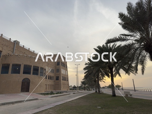 البرج الدائري على فتحات صغيرة ومقوسة الشكل أعلى الجدار، هندسة معمارية عربية تقليدية فريدة مع تأثيرات حديثة، القرية الشعبية التراثية متحف ومطعم بارز يقع على كورنيش الدمام في المملكة العربية السعودية