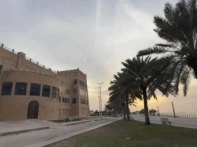 البرج الدائري على فتحات صغيرة ومقوسة الشكل أعلى الجدار، هندسة معمارية عربية تقليدية فريدة مع تأثيرات حديثة، القرية الشعبية التراثية متحف ومطعم بارز يقع على كورنيش الدمام في المملكة العربية السعودية