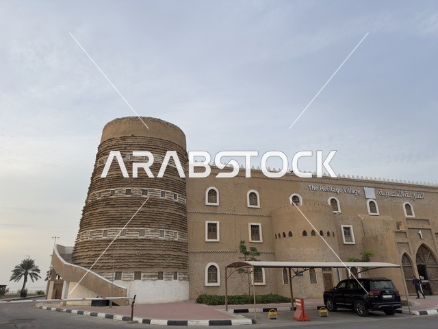 شبابيك مقوسة الشكل بارزة قليلاً عن الجدار، هندسة معمارية عربية تقليدية فريدة مع تأثيرات حديثة، القرية الشعبية التراثية متحف ومطعم بارز يقع على كورنيش الدمام في المملكة العربية السعودية