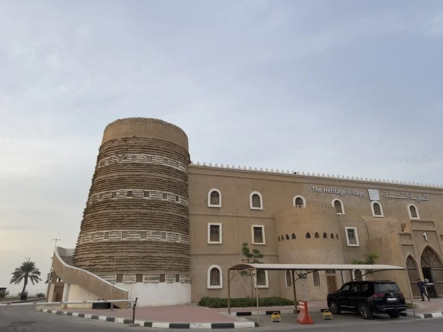 شبابيك مقوسة الشكل بارزة قليلاً عن الجدار، هندسة معمارية عربية تقليدية فريدة مع تأثيرات حديثة، القرية الشعبية التراثية متحف ومطعم بارز يقع على كورنيش الدمام في المملكة العربية السعودية