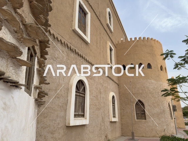 هندسة معمارية عربية تقليدية فريدة مع تأثيرات حديثة، صممت القرية لتعكس العمارة التقليدية للمنطقة، القرية الشعبية التراثية متحف ومطعم بارز يقع على كورنيش الدمام في المملكة العربية السعودية