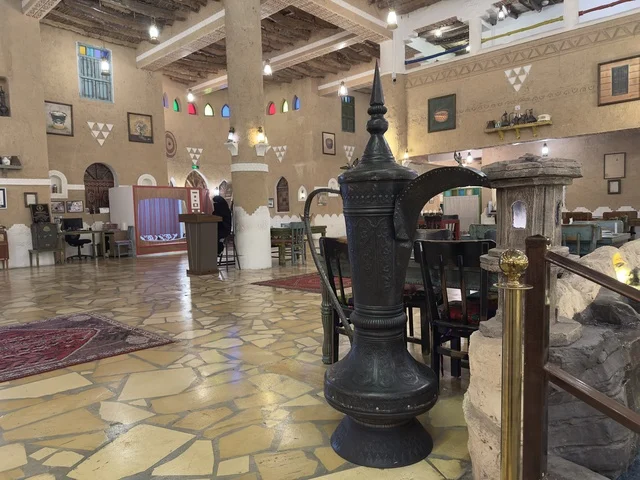 وجهة سياحية شهيرة الحضارة السعودية وتراثها، هندسة معمارية عربية تقليدية فريدة مع تأثيرات حديثة، القرية الشعبية التراثية متحف ومطعم بارز يقع على كورنيش الدمام في المملكة العربية السعودية