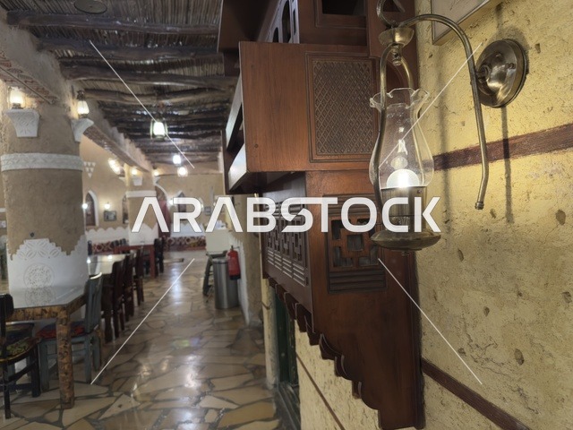 الهدف من القرية حماية التراث الثقافي العرقي والحفاظ عليه، هندسة معمارية عربية تقليدية فريدة مع تأثيرات حديثة، القرية الشعبية التراثية متحف ومطعم بارز يقع على كورنيش الدمام في المملكة العربية السعودية