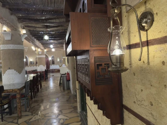 الهدف من القرية حماية التراث الثقافي العرقي والحفاظ عليه، هندسة معمارية عربية تقليدية فريدة مع تأثيرات حديثة، القرية الشعبية التراثية متحف ومطعم بارز يقع على كورنيش الدمام في المملكة العربية السعودية