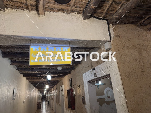 لافتات إرشادية داخل، الهدف من القرية حماية التراث الثقافي العرقي والحفاظ عليه، هندسة معمارية عربية تقليدية فريدة مع تأثيرات حديثة، القرية الشعبية التراثية متحف ومطعم بارز يقع على كورنيش الدمام في المملكة العربية السعودية
