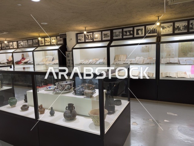 صنف كمتحف وطني من الدرجة الأولى، هندسة معمارية عربية تقليدية فريدة مع تأثيرات حديثة، القرية الشعبية التراثية متحف ومطعم بارز يقع على كورنيش الدمام في المملكة العربية السعودية