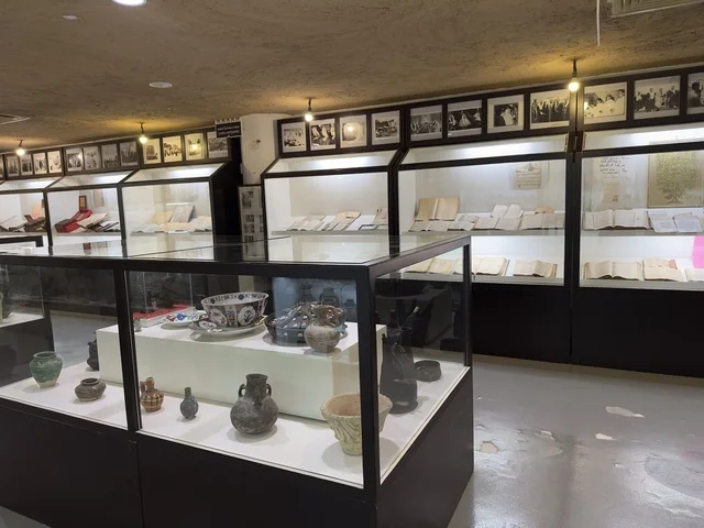 صنف كمتحف وطني من الدرجة الأولى، هندسة معمارية عربية تقليدية فريدة مع تأثيرات حديثة، القرية الشعبية التراثية متحف ومطعم بارز يقع على كورنيش الدمام في المملكة العربية السعودية