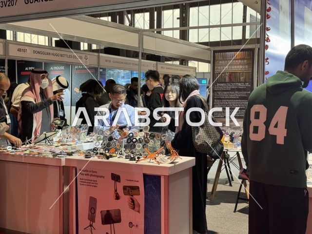 تجمع الزوار فى معرض تجاري دولي China Homelife Saudi Arabia Expo يوم  24 من ديسمبر 2025،  المملكة العربية السعودية، الرياض ،تعزيز التبادل التجاري، ربط الموردين الصينيين بالسوق السعودي، فرص استيراد وتوريد،  شراكات أعمال واستثمار