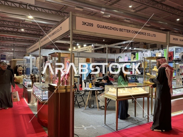 تجمع الزوار فى معرض تجاري دولي China Homelife Saudi Arabia Expo يوم  24 من ديسمبر 2025،  المملكة العربية السعودية، الرياض ،تعزيز التبادل التجاري، ربط الموردين الصينيين بالسوق السعودي، فرص استيراد وتوريد،  شراكات أعمال واستثمار