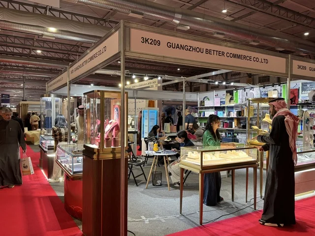 تجمع الزوار فى معرض تجاري دولي China Homelife Saudi Arabia Expo يوم  24 من ديسمبر 2025،  المملكة العربية السعودية، الرياض ،تعزيز التبادل التجاري، ربط الموردين الصينيين بالسوق السعودي، فرص استيراد وتوريد،  شراكات أعمال واستثمار