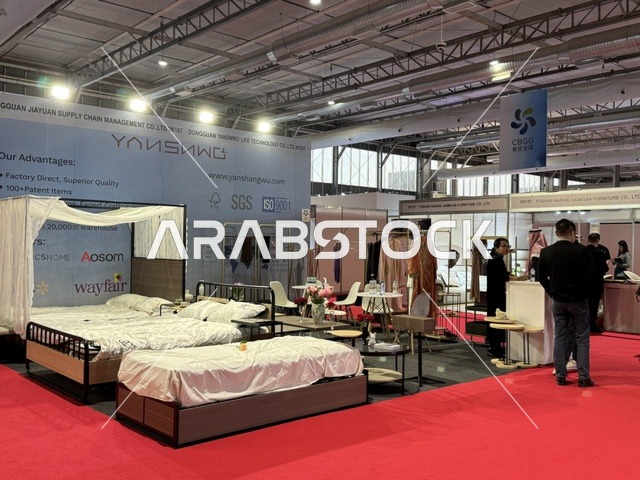 تجمع الزوار فى معرض تجاري دولي China Homelife Saudi Arabia Expo يوم  24 من ديسمبر 2025،  المملكة العربية السعودية، الرياض ،تعزيز التبادل التجاري، ربط الموردين الصينيين بالسوق السعودي، فرص استيراد وتوريد،  شراكات أعمال واستثمار