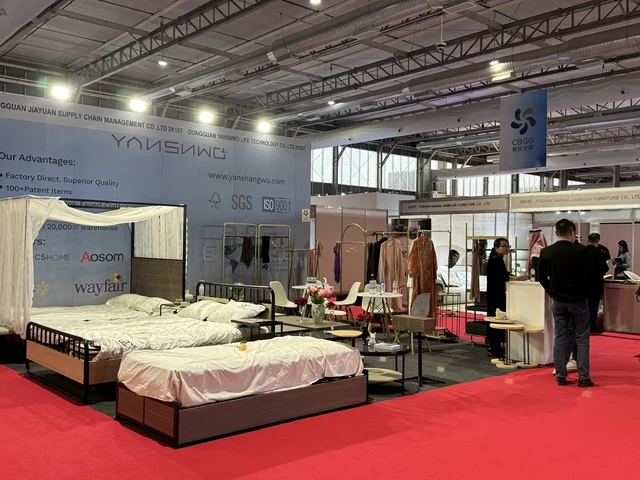 تجمع الزوار فى معرض تجاري دولي China Homelife Saudi Arabia Expo يوم  24 من ديسمبر 2025،  المملكة العربية السعودية، الرياض ،تعزيز التبادل التجاري، ربط الموردين الصينيين بالسوق السعودي، فرص استيراد وتوريد،  شراكات أعمال واستثمار