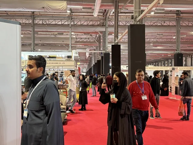 تجمع الزوار فى معرض تجاري دولي China Homelife Saudi Arabia Expo يوم  24 من ديسمبر 2025،  المملكة العربية السعودية، الرياض ،تعزيز التبادل التجاري، ربط الموردين الصينيين بالسوق السعودي، فرص استيراد وتوريد،  شراكات أعمال واستثمار