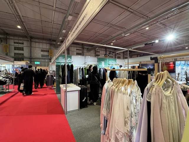 ملابس واقمشة  فى معرض تجاري دولي China Homelife Saudi Arabia Expo يوم  24 من ديسمبر 2025،  المملكة العربية السعودية، الرياض ،  ربط الموردين الصينيين بالسوق السعودي ، منتجات صينية متنوعة  ، فرص استيراد وتوريد،  شراكات أعمال واستثمار