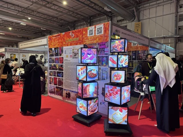 حامل عرض دوار  فى معرض تجاري دولي China Homelife Saudi Arabia Expo يوم  24 من ديسمبر 2025،  المملكة العربية السعودية، الرياض ،  ربط الموردين الصينيين بالسوق السعودي ، منتجات صينية متنوعة  ، فرص استيراد وتوريد،  شراكات أعمال واستثمار