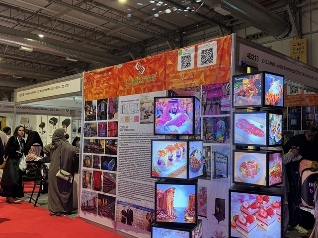 Rotating display holder at the international trade fair China Homelife Saudi Arabia Expo on December 24, 2025, in Riyadh, Saudi Arabia, connecting Chinese suppliers with the Saudi market, diverse Chinese products, import and supply opportunities, business and investment partnerships.