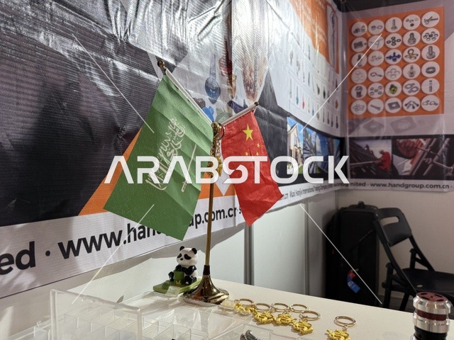 أعلام السعودية والصين الصغيرة فى فعاليات المعرض التجاري الدولي China Homelife Saudi Arabia Expo يوم  24 من ديسمبر 2025،  المملكة العربية السعودية، الرياض ، فرص استيراد وتوريد،  ربط الموردين الصينيين بالسوق السعودي  ،  شراكات أعمال واستثمار