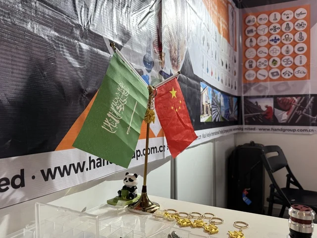 أعلام السعودية والصين الصغيرة فى فعاليات المعرض التجاري الدولي China Homelife Saudi Arabia Expo يوم  24 من ديسمبر 2025،  المملكة العربية السعودية، الرياض ، فرص استيراد وتوريد،  ربط الموردين الصينيين بالسوق السعودي  ،  شراكات أعمال واستثمار