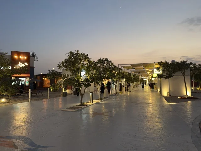 وجهة سياحية وترفيهية بحرية ، تكية بحر فى المنطقه الشرقيه بالدمام يوم ٢٤ من ديسمبر ٢٠٢٥، المملكة العربية السعودية ، مطاعم ومقاهي بإطلالة ساحلية، عروض وأنشطة ترفيهية متنوعة، أجواء عائلية مميزة