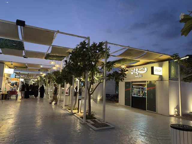 مطاعم ومقاهي بإطلالة ساحلية، وجهة سياحية وترفيهية بحرية ، تكية بحر فى المنطقه الشرقيه بالدمام يوم ٢٤ من ديسمبر ٢٠٢٥، المملكة العربية السعودية ، عروض وأنشطة ترفيهية متنوعة، أجواء عائلية مميزة