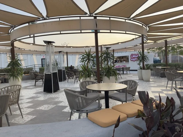 أجواء عائلية مميزة ، مطاعم ومقاهي بإطلالة ساحلية، وجهة سياحية وترفيهية بحرية ، تكية بحر فى المنطقه الشرقيه بالدمام يوم ٢٤ من ديسمبر ٢٠٢٥، المملكة العربية السعودية ، عروض وأنشطة ترفيهية متنوعة